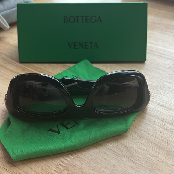 Bottega Veneta Black Sunglasses - Picture 7 of 8